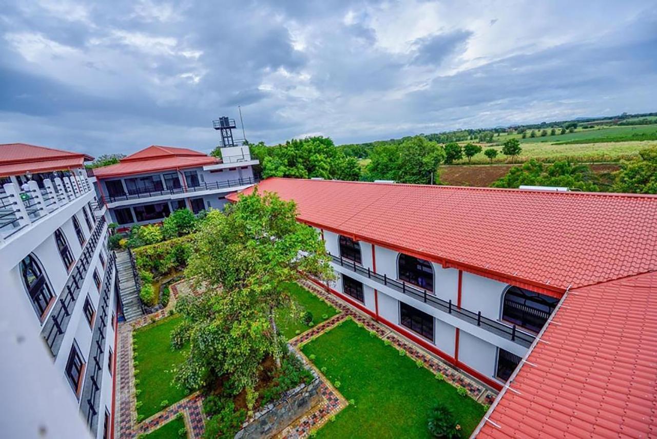 Centauria Wild Hotel Udawalawe Exterior photo